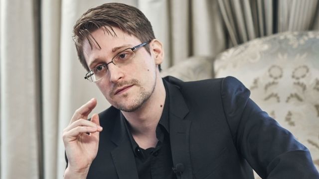 Edward Snowden odpřisáhl věrnost Rusku a obdržel pas
